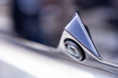 Denver, Colorado, ABD-5 Mayıs 2024-Bu görüntü, bir Tesla Siber Kamyonu 'nun arka kamerasının yakın görüntüsünü içeriyor. Pürüzsüz, üçgen bir tasarım ve aracın dış yüzeyine entegrasyonu vurguluyor..