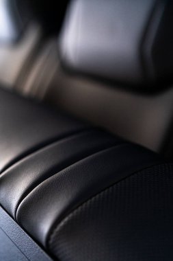 Denver, Colorado, ABD-5 Mayıs 2024-Bu resim bir Tesla Siber Kamyonu 'nun arka koltuklarının yakın çekimini sergiliyor, parlak deri tasarımını ve titiz işçiliğini ön plana çıkarıyor.
