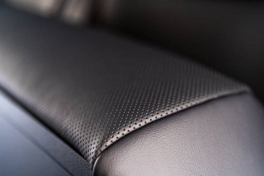 Denver, Colorado, ABD-5 Mayıs 2024-Bu resim bir Tesla Siber Kamyonu 'nun arka koltuklarının yakın çekimini sergiliyor, parlak deri tasarımını ve titiz işçiliğini ön plana çıkarıyor.