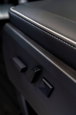 Denver, Colorado, ABD-5 Mayıs 2024-Bu görüntü, Tesla Siber Kamyonu 'ndaki koltuk ayarlama düğmelerinin yakından görüntüsünü yakalar ve aracın minimalist ve parlak tasarımını vurgular.