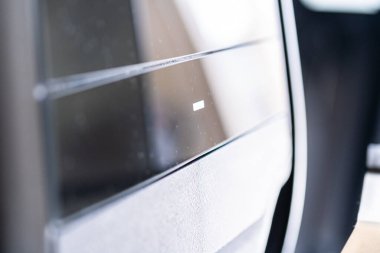 Denver, Colorado, ABD-5 Mayıs 2024-Bu görüntü bir araba kapısı açıcısına yakından bakmamızı sağlıyor, temiz hatları ve modern tasarım modern araç iç mekanlarını gösteriyor. Odaklanma...