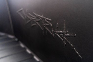 Denver, Colorado, ABD-5 Mayıs 2024-Bu görüntü Tesla Cybertruck 'ın açık gövdesinin içindeki karmaşık oymalı Tesla logosunu yakalar. Detaylara ve parlak tasarıma olan dikkati gösterir.