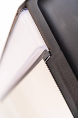 Denver, Colorado, ABD-5 Mayıs 2024-Bu görüntü, pürüzsüz hatları ve gelecekteki estetik yapıyı vurgulayan Tesla Siber Kamyonu 'nun parlak ve modern far tasarımını yakalıyor.