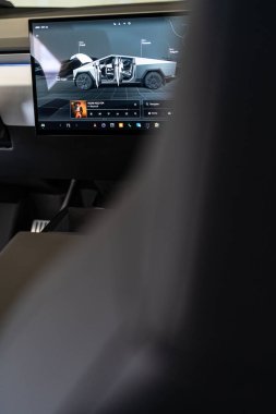 Denver, Colorado, ABD-5 Mayıs 2024-Tesla Cybertruck 'ın iç mekanı gelişmiş dokunmatik ekranını gösteriyor ki bu da sürücü ve yolcu koltukları arasında yer alıyor. Bu resim