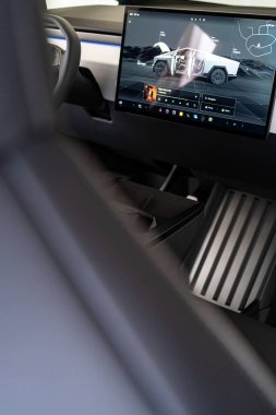 Denver, Colorado, ABD-5 Mayıs 2024-Tesla Cybertruck 'ın iç mekanı gelişmiş dokunmatik ekranını gösteriyor ki bu da sürücü ve yolcu koltukları arasında yer alıyor. Bu resim