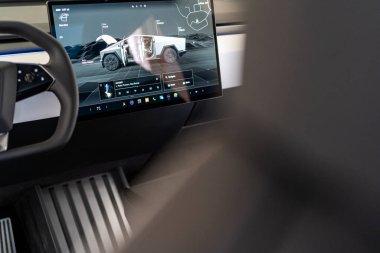 Denver, Colorado, ABD-5 Mayıs 2024-Tesla Cybertruck 'ın iç mekanı gelişmiş dokunmatik ekranını gösteriyor ki bu da sürücü ve yolcu koltukları arasında yer alıyor. Bu resim