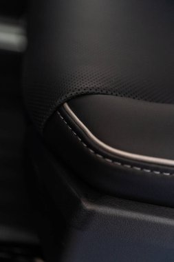 Denver, Colorado, ABD-5 Mayıs 2024-Bu görüntü, Tesla Cybertruck 'ın içindeki deri koltuktaki karmaşık dikişlerin detaylı bir görüntüsünü yakalıyor.