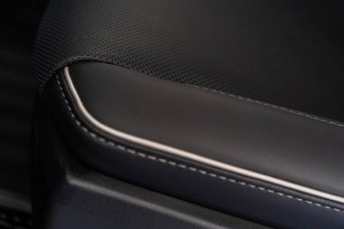 Denver, Colorado, ABD-5 Mayıs 2024-Bu görüntü, Tesla Cybertruck 'ın içindeki deri koltuktaki karmaşık dikişlerin detaylı bir görüntüsünü yakalıyor.