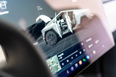 Denver, Colorado, ABD-5 Mayıs 2024-Tesla Cybertruck 'ın iç mekanı gelişmiş dokunmatik ekranını gösteriyor ki bu da sürücü ve yolcu koltukları arasında yer alıyor. Bu resim