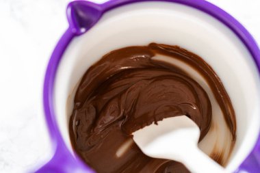 Balkabaklı keki süslemek için erimiş çikolatadan çikolata yaprağı yapıyorum..