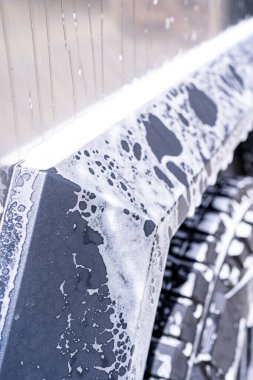 Denver, Colorado, ABD-5 Mayıs 2024-Bu görüntü, Tesla Siber Kamyon tekerleği ve sabun ve suyla kaplanmış açısal vücut tasarımının yakından görüntüsünü içeriyor.