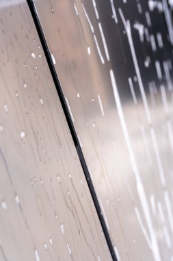 Denver, Colorado, ABD-5 Mayıs 2024-Bu görüntü sabunlu suyun bir yıkama sırasında bir Tesla Cybertruck 'ın metalik, açısal tarafından güzel bir şekilde akışını yakalar. Yakın çekim gösterileri, şık çizgiler ve...