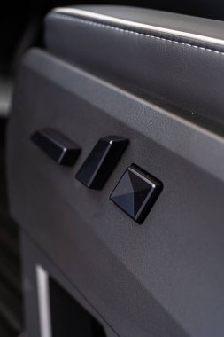 Denver, Colorado, ABD-5 Mayıs 2024-Bu görüntü, Tesla Siber Kamyonu 'ndaki koltuk ayarlama düğmelerinin yakından görüntüsünü yakalar ve aracın minimalist ve parlak tasarımını vurgular.