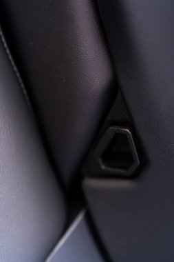 Denver, Colorado, ABD-5 Mayıs 2024-Bu görüntü, bir Tesla Siber Kamyonu 'nun arka koltuk çekme kayışını detaylı bir şekilde gösteriyor.