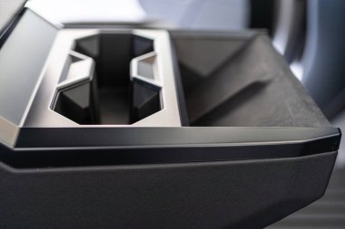 Denver, Colorado, ABD-5 Mayıs 2024-Bu görüntü, Tesla Siber Kamyonu 'nun içindeki, benzersiz açısal şekillerini ve modern, minimalist estetik yapısını gözler önüne seren bir kol kılıfının yenilikçi tasarımını yakalıyor..
