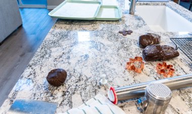 Çağdaş beyaz bir mutfakta zencefilli kurabiye hamuru ustalıkla sarılır ve nefis bir tatil ziyafeti için zemin hazırlar..