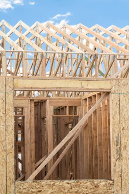 Banliyöde devam eden bir inşaat sahasında tek bir aile evinin çerçeve sahnesi yer alıyor..