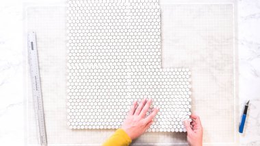 Düz yatıyordu. Kabuk soyma ve köpük tahtaya mozaik fayanslar yapıştırma sürecinde, yemek fotoğrafçılığı stüdyolarını estetik olarak geliştirmek için mükemmel..