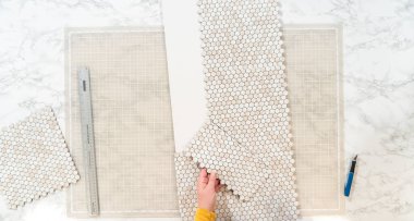 Kabuk soyma ve köpük tahtaya mozaik fayanslar yapıştırma sürecinde, yemek fotoğrafçılığı stüdyolarını estetik olarak geliştirmek için mükemmel..