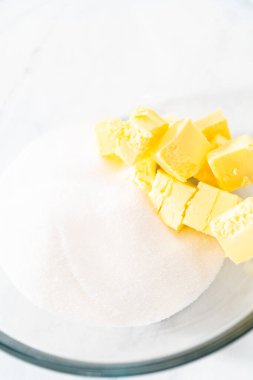 Kırmızı kadife kek ve krem peynir jöleli kek yapmak için büyük bir bardakta karıştırma malzemesi..