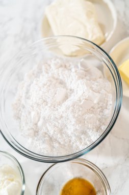 Dondurulmuş krem peyniri hazırlıyorum. Lezzetli balkabaklı kek..