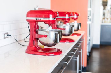 Denver, Colorado, ABD-30 Ekim 2021 - Aşçılık sınıfında kırmızı ayaklı mutfak mikserleri sırası.