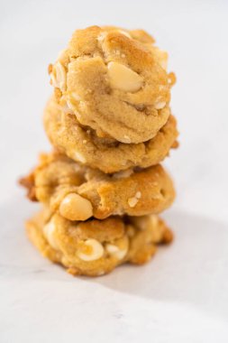 Bir yığın taze pişmiş beyaz çikolatalı macadamia fındığı mutfakta.