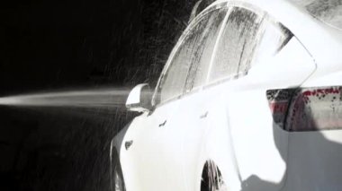 Denver, Colorado, ABD-1 Eylül 2023-Tesla Model 3, sonbahar yeşilliklerinin arka planına karşı bir konut yolunda titizlikle yıkanır..