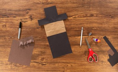 Düz yatıyordu. Kendini işine adamış bir öğretmen kâğıt kuklaları hayata geçirir, sınıfta yaratıcılığı elden geçirerek teşvik eder..