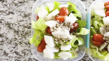 Salata ve sosla dolu konteynırlar, öğle yemeği için hazır..