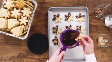 Düz yatıyordu. Yıldız şeklinde kurabiyeler hazırlıyorum, çikolataya yarı daldırılmış, bayram için naneli çikolata parçacıkları ile aksanlı..