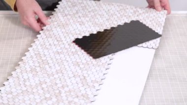 Kabuk soyma ve köpük tahtaya mozaik fayanslar yapıştırma sürecinde, yemek fotoğrafçılığı stüdyolarını estetik olarak geliştirmek için mükemmel..