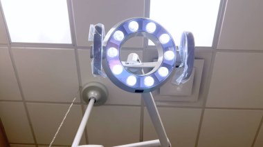 Denver, Colorado, ABD-10 Haziran 2024-Ağır çekim masası. Çeşitli sterilize cerrahi aletlerle, tıbbi implant işlemi için hazır. Organizasyon forseps, neşter, gazlı bez içeriyor.