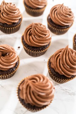 Çikolatalı kremanın zarif kıvrımları her çikolatalı kekin üzerine titizlikle konur ve karşı konulmaz bir ziyafet yaratır..