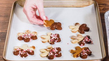 Zencefilli kurabiye sandviçi ve yumurta likörlü tereyağı. Noel hediyesi olarak sade bir ahşap masada sunuluyor..