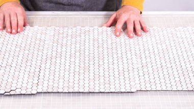 Kabuk soyma ve köpük tahtaya mozaik fayanslar yapıştırma sürecinde, yemek fotoğrafçılığı stüdyolarını estetik olarak geliştirmek için mükemmel..