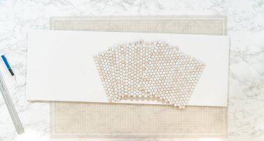 Kabuk soyma ve köpük tahtaya mozaik fayanslar yapıştırma sürecinde, yemek fotoğrafçılığı stüdyolarını estetik olarak geliştirmek için mükemmel..