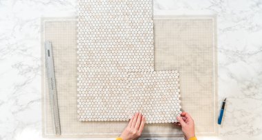 Kabuk soyma ve köpük tahtaya mozaik fayanslar yapıştırma sürecinde, yemek fotoğrafçılığı stüdyolarını estetik olarak geliştirmek için mükemmel..