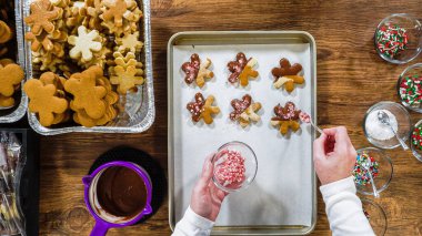Düz yatıyordu. Çikolataya batırılmış ve farklı malzemelerle süslenmiş kar tanesi şeklindeki kesme şekerli kurabiyeler yaratmak..