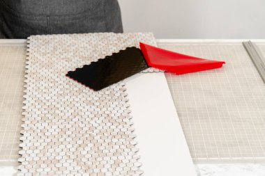 Kabuk soyma ve köpük tahtaya mozaik fayanslar yapıştırma sürecinde, yemek fotoğrafçılığı stüdyolarını estetik olarak geliştirmek için mükemmel..