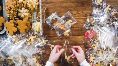 Düz yatıyordu. Dikkatlice paketlenmiş Noel kurabiyeleri, çikolataya batırılmış, ezilmiş fındık serpiştirilmiş, ve şeffaf selofan ambalajla sunulmuş..