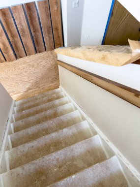 Tadilattan geçen, ahşap merdiveni olan ve döşenme sürecinde bir kata çıkan bir ev. Tahta kalaslar duvara dayanıp yerleştirilmeye hazır hale getirildi. Sahne yakalar