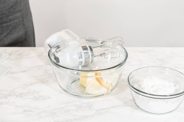 Dondurulmuş krem peyniri hazırlıyorum. Lezzetli balkabaklı kek..