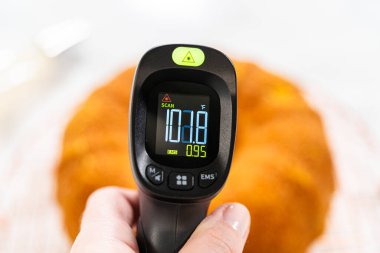 Mutfak tezgahında yeni pişmiş balkabaklı kek..