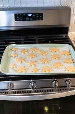 Lezzetli kar tanesi şeklindeki kurabiyeleri pişirdikten sonra soğutarak onları Noel hediyelerine hazırlamak..