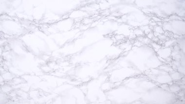 Sulu kırmızı çilekler, daha yeni yıkanmış, kabartma çarşafına serilmiştir, aşırı nemi emmek ve küfü önlemek için dikkatlice kağıt havlularla kaplanmıştır..