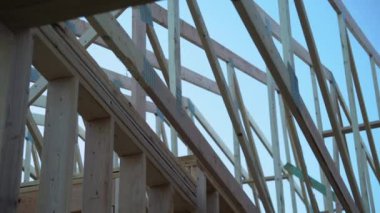 Denver, Colorado, ABD-1 Eylül 2023-kompleks ahşap iskelet inşa ediliyor. Tahta kirişler ve kirişler geometrik bir desen oluşturur.