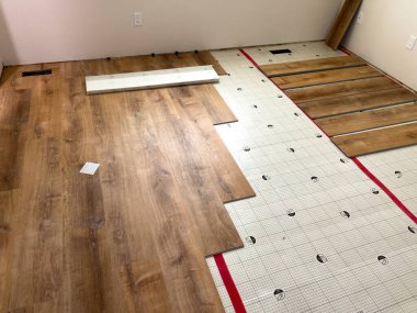 Bu resim bir alt katman üzerine yeni lamine döşeme işlemini betimler. Kısmen döşenmiş lamine kalaslar ve alt katman şebekesinin yapısı açıkça görülüyor.