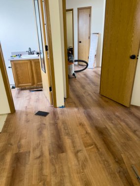 Broomfield, Colorado, ABD-14 Temmuz 2024 'te yeni yapılmış ahşap döşeme şu anda yenilenmekte olan bir evde sergileniyor. Olay yerinde kullanılan araçlar ve ekipmanlar