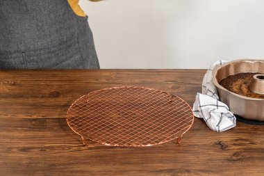 Zencefilli kek, tatlı karamel şekerlemesini beklerken tel askıda zarif bir şekilde soğur..